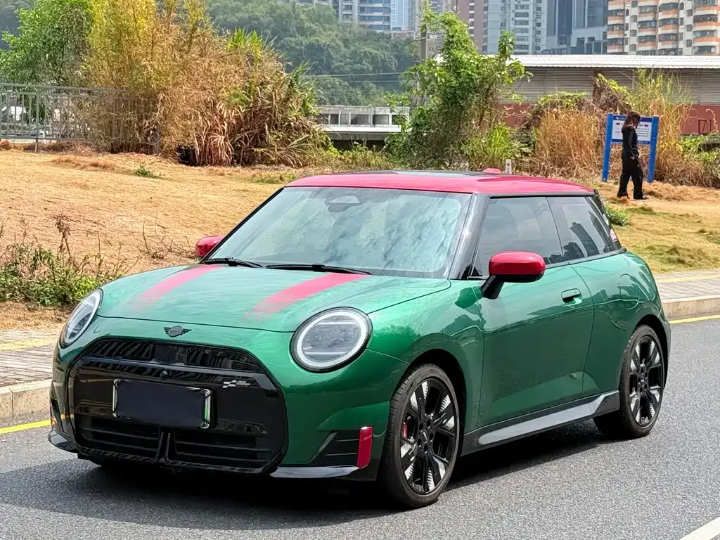 MINI JCW Electric — фото 1