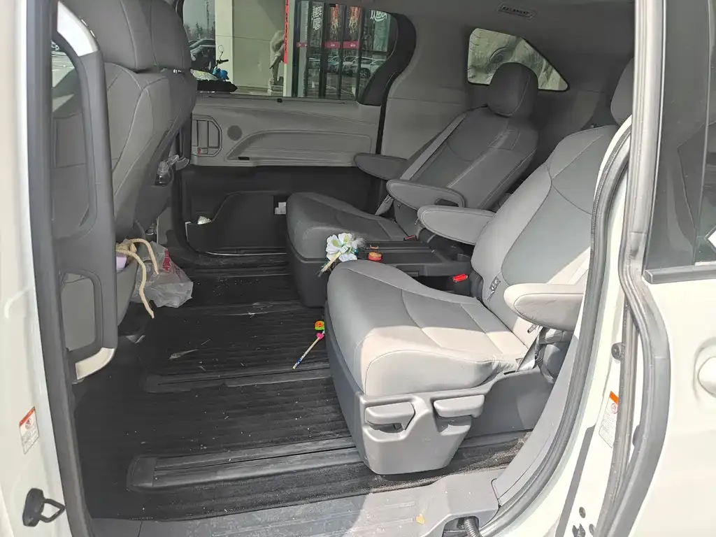 Toyota Granvia — фото 3