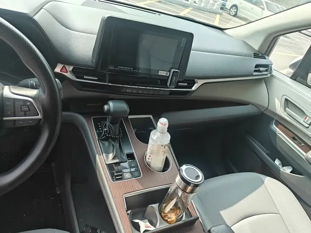 Toyota Granvia — фото 4