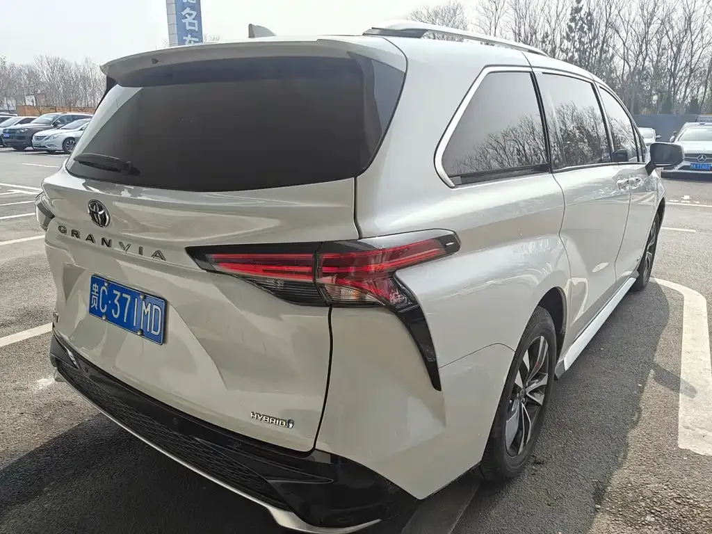Toyota Granvia — фото 6