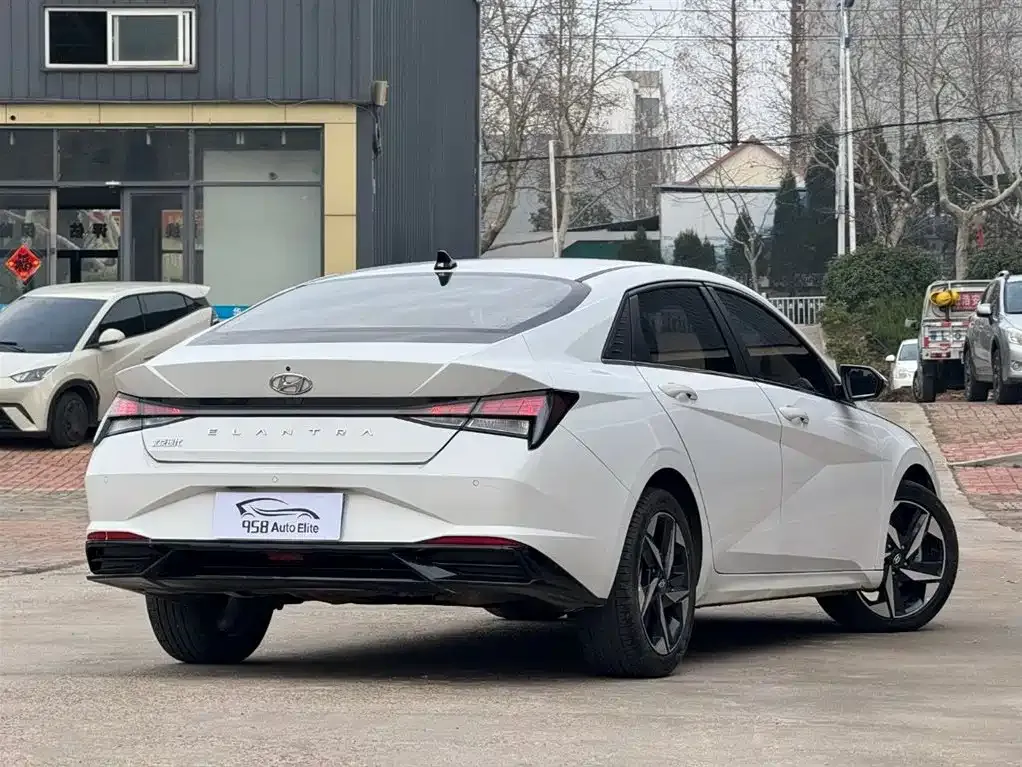 Hyundai Elantra — фото 10