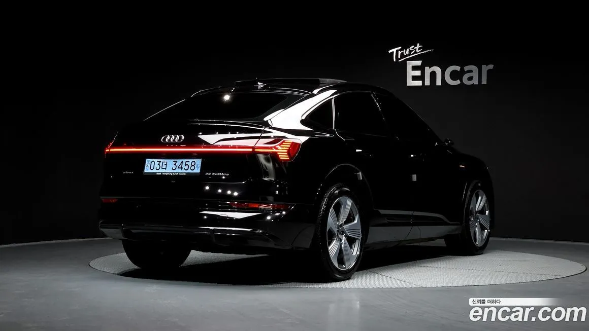 Audi e-tron — фото 5