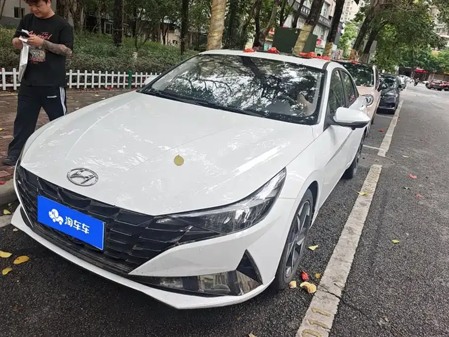 Hyundai Elantra — фото 1