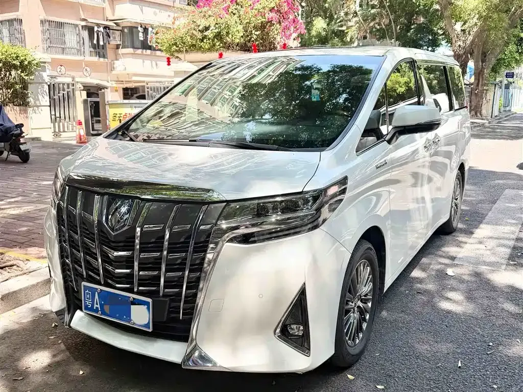 Toyota Alphard — фото 1