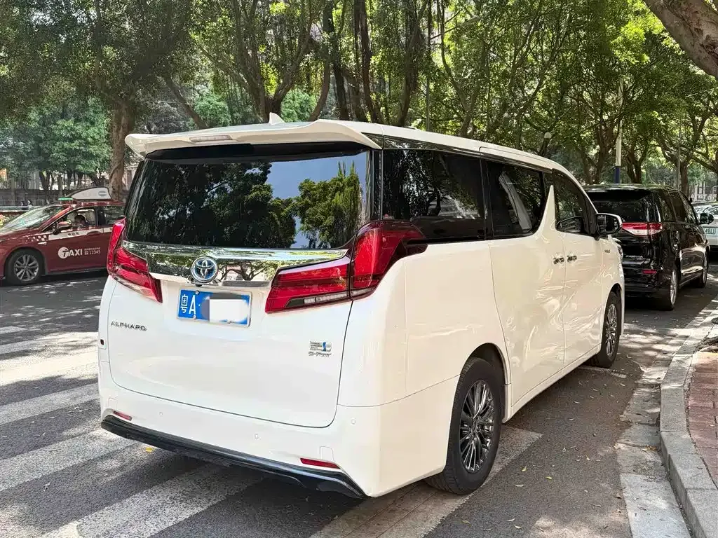 Toyota Alphard — фото 6