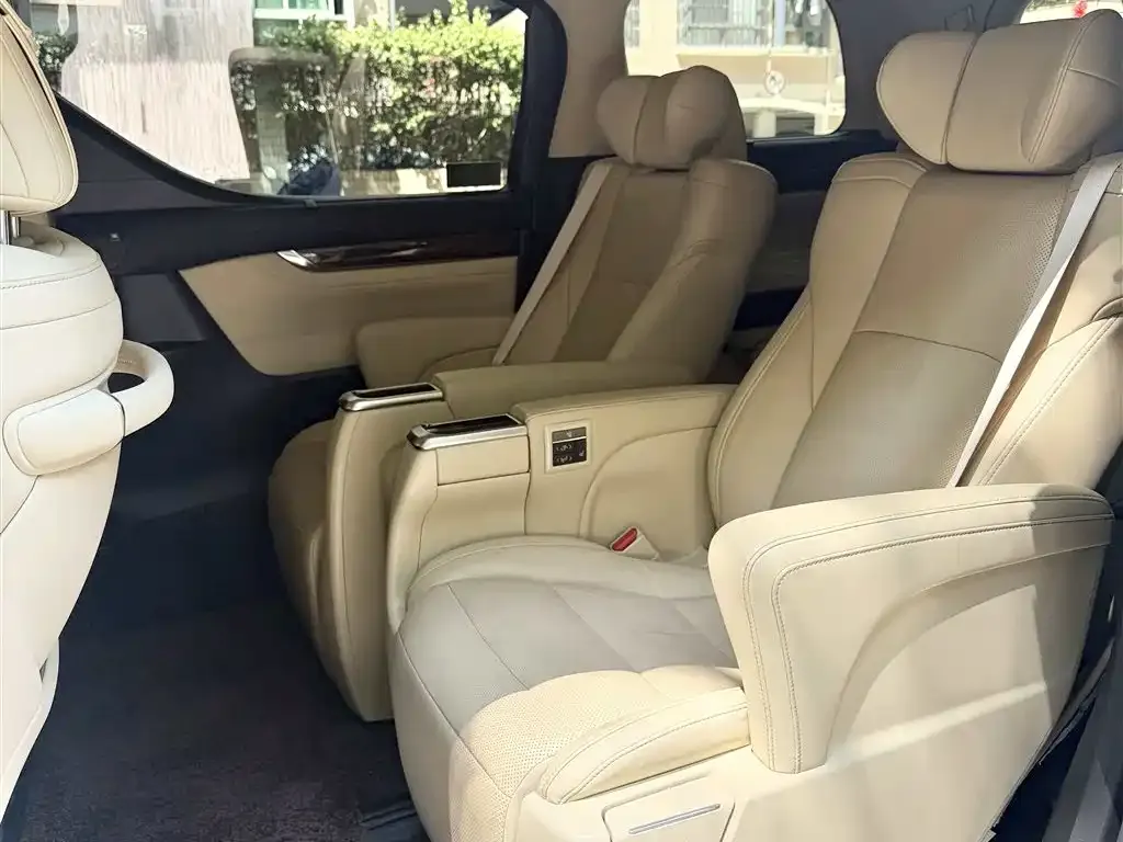Toyota Alphard — фото 4
