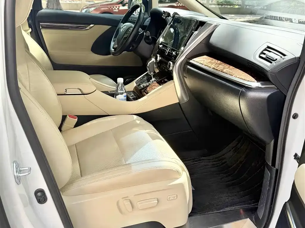 Toyota Alphard — фото 5