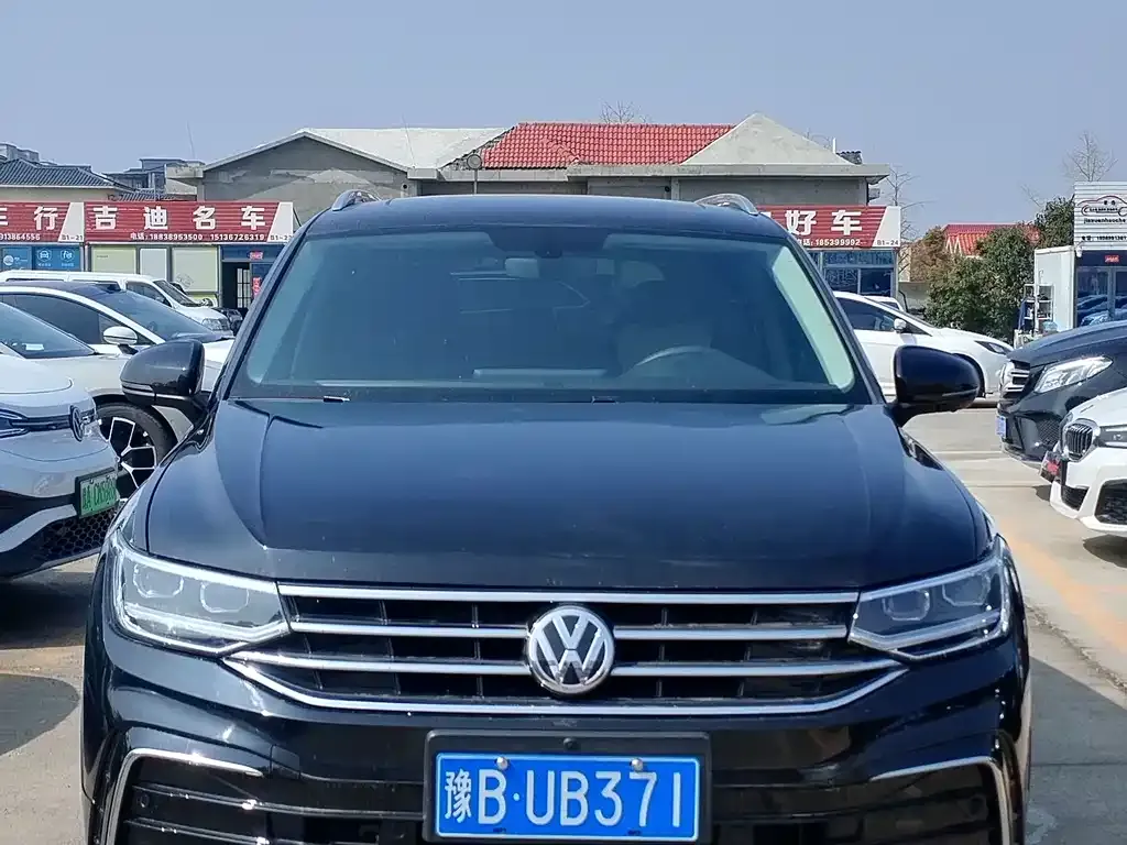Volkswagen Tiguan L — фото 1