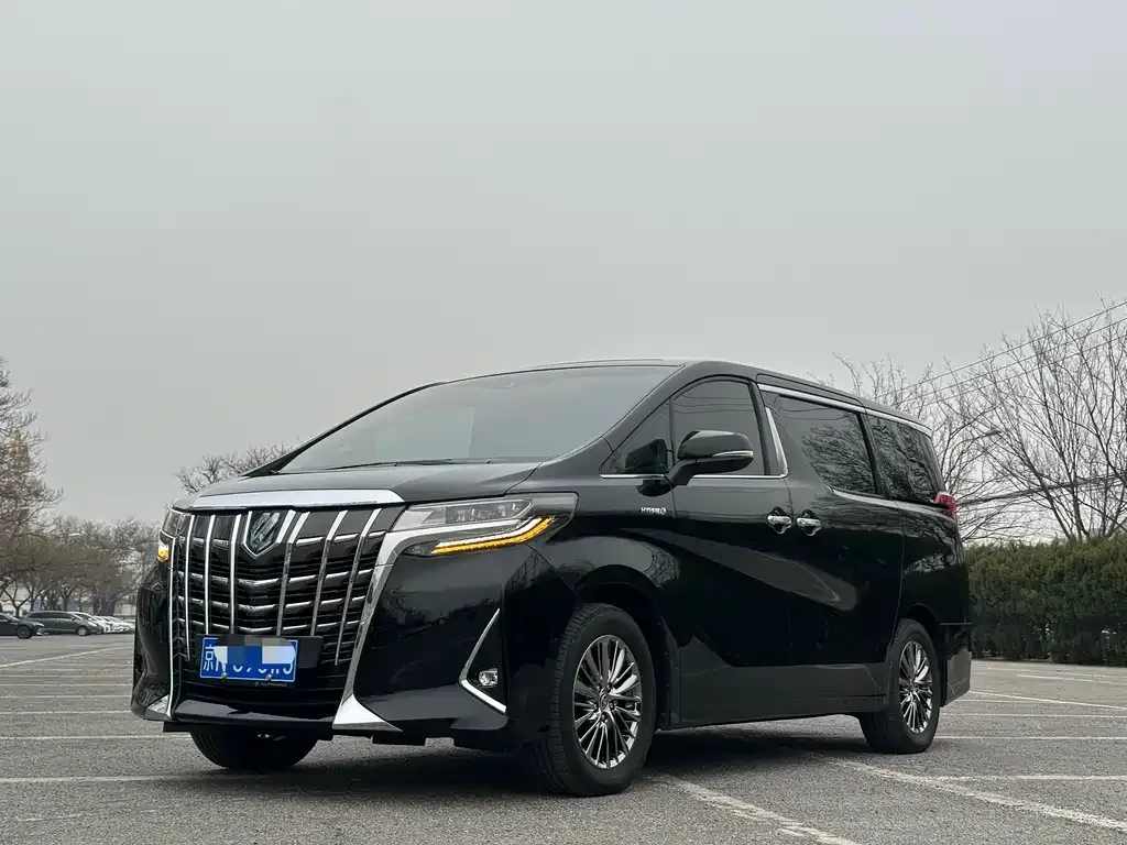 Toyota Alphard — фото 1