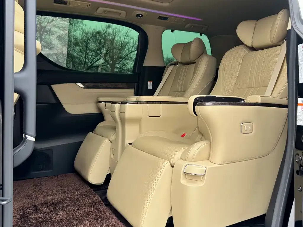 Toyota Alphard — фото 2
