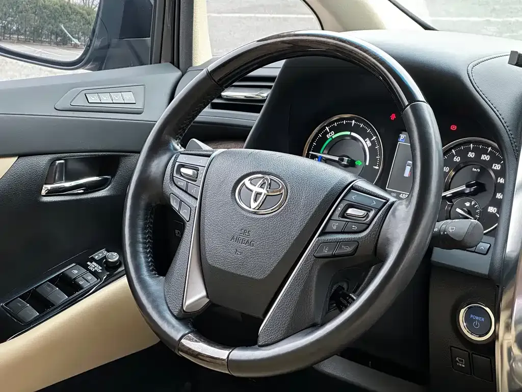 Toyota Alphard — фото 9