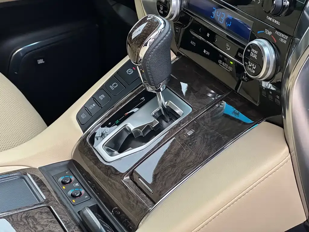 Toyota Alphard — фото 8