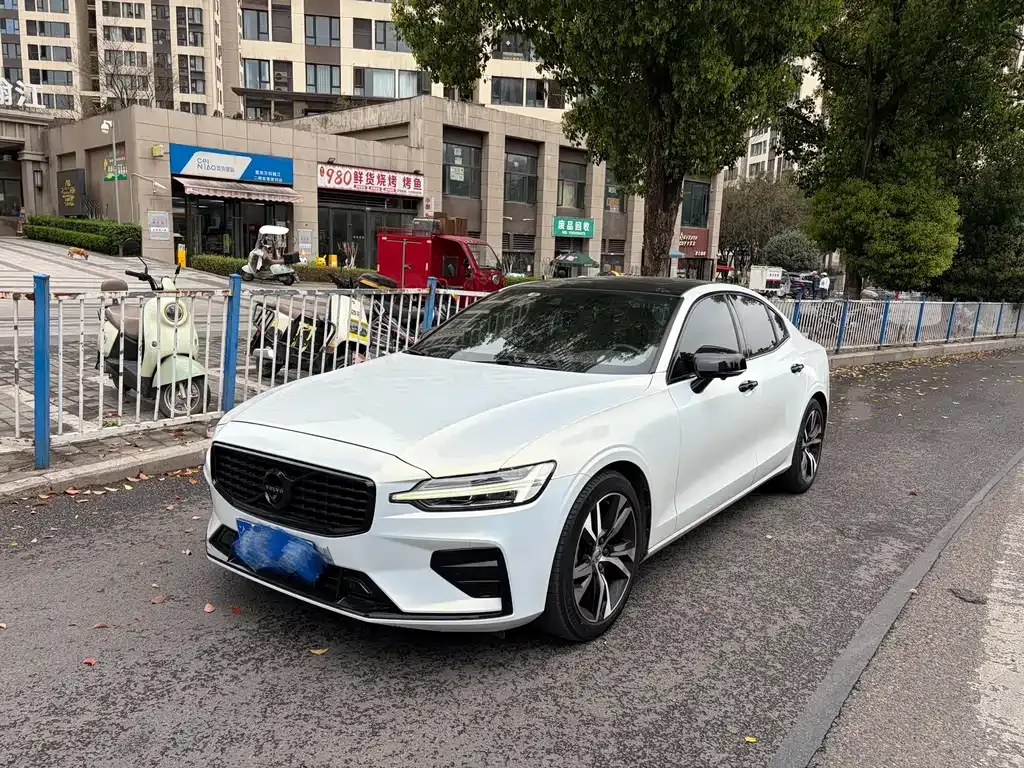 Volvo S60 — фото 1