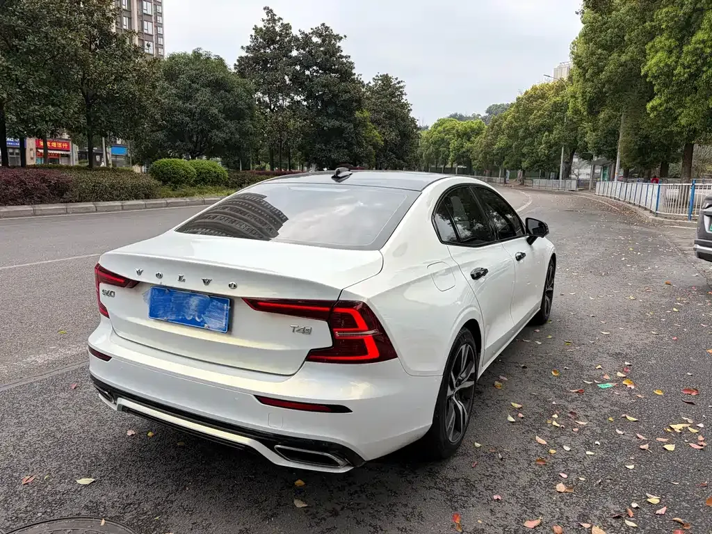 Volvo S60 — фото 10