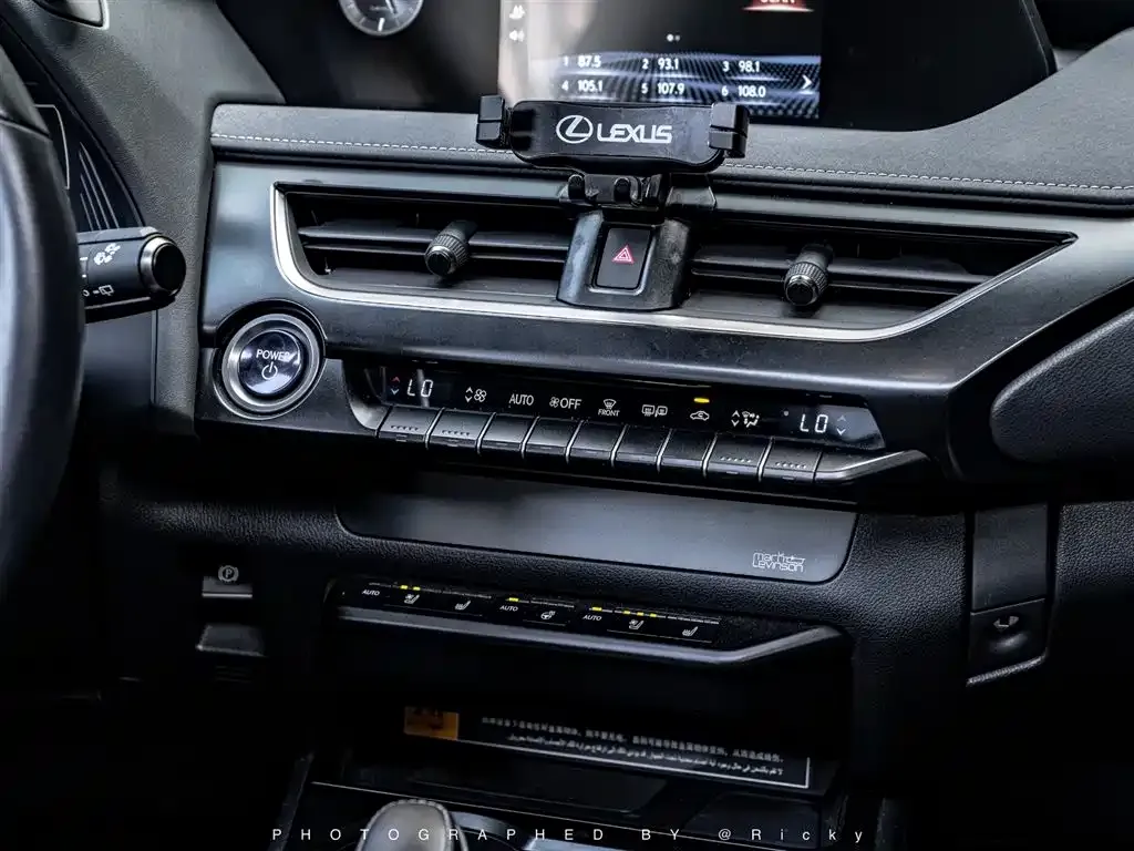 Lexus UX New Energy — фото 3