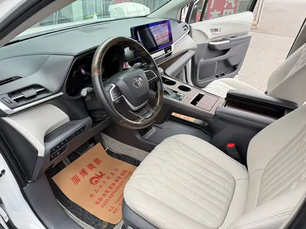 Toyota Sienna — фото 2