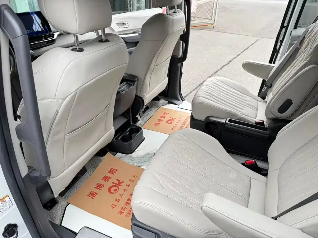 Toyota Sienna — фото 3