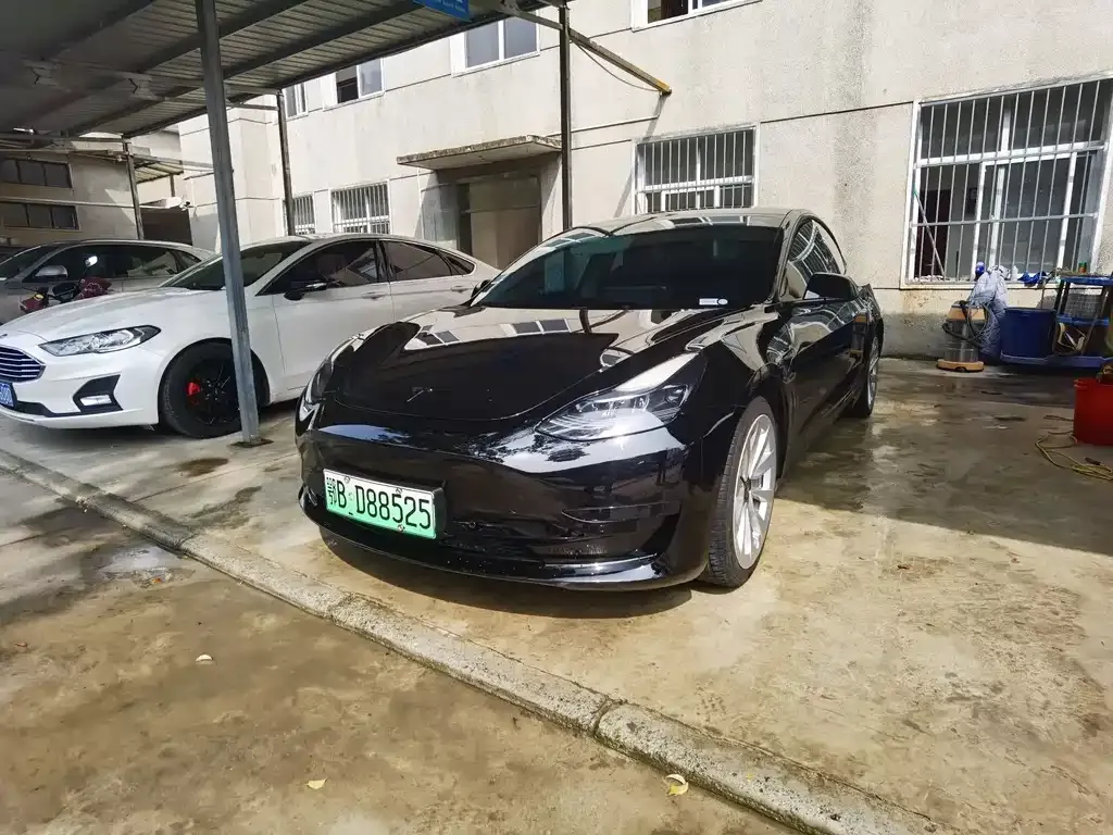 Tesla Model 3 — фото 1