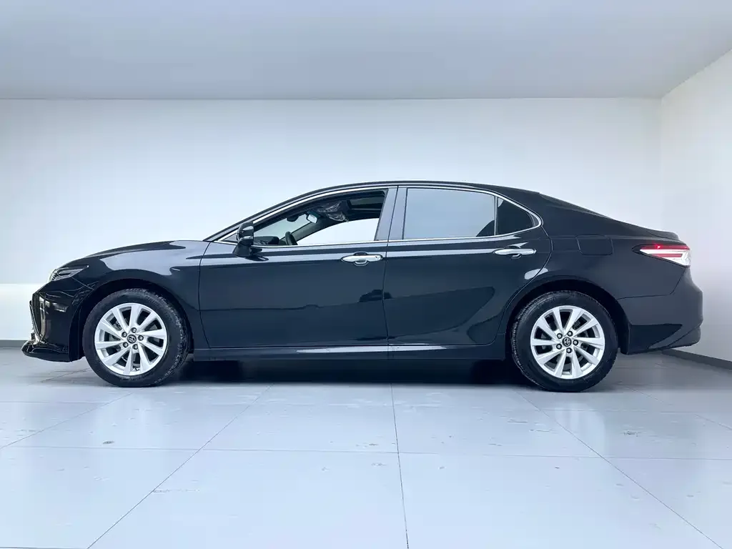 Toyota Camry — фото 3