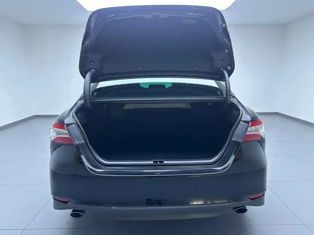 Toyota Camry — фото 9