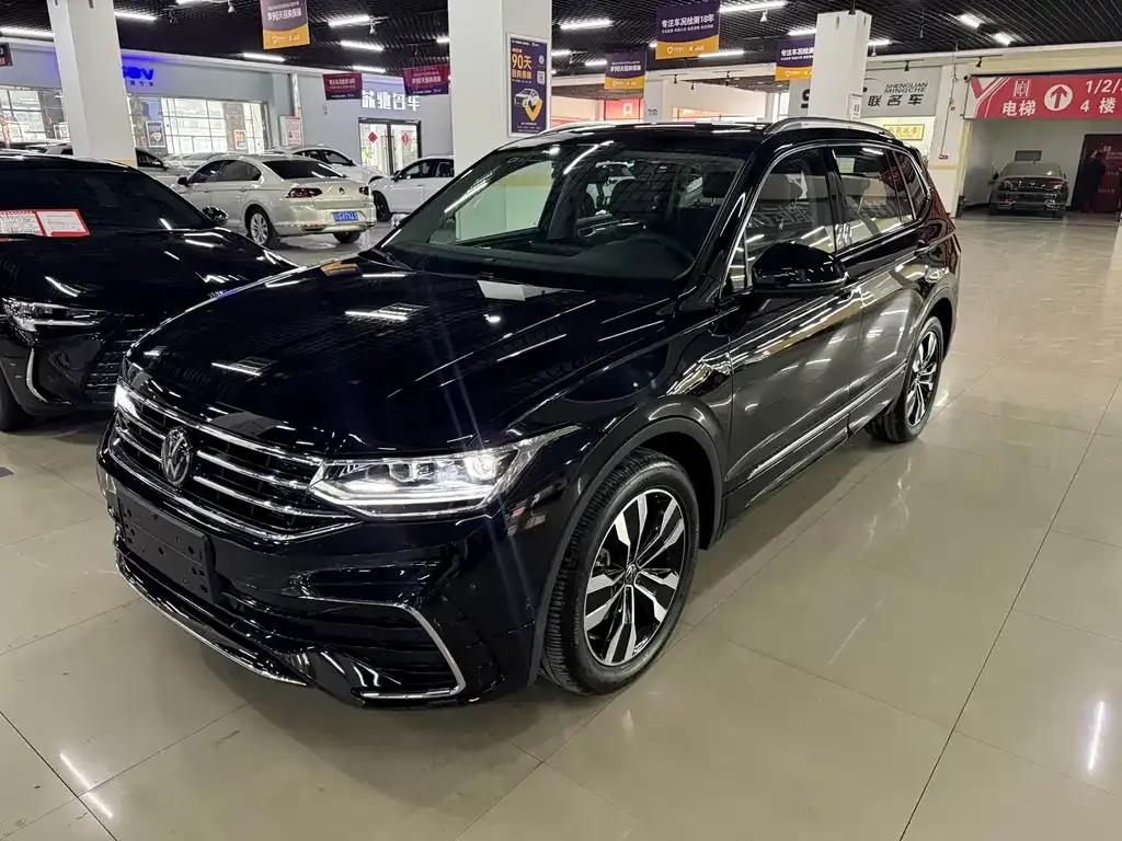 Volkswagen Tiguan L — фото 1