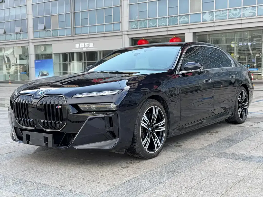 BMW i7 — фото 1