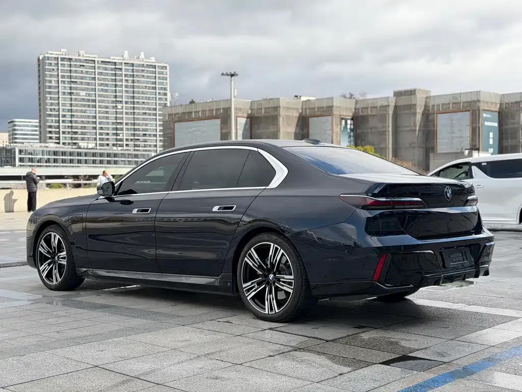 BMW i7 — фото 8