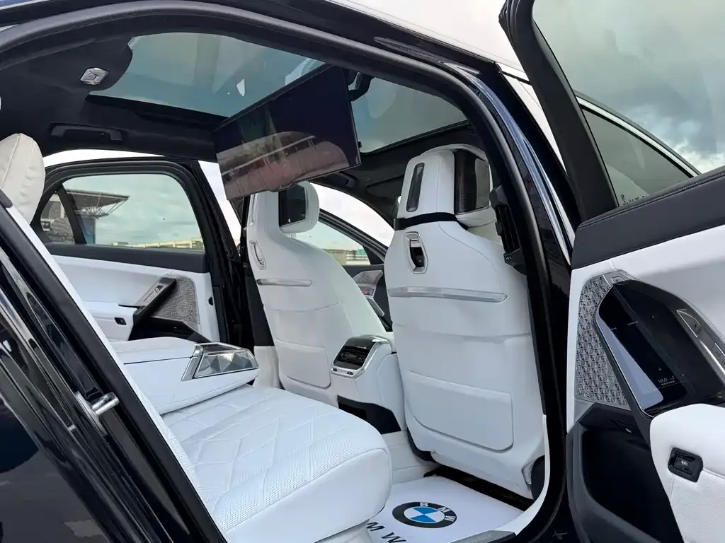 BMW i7 — фото 2