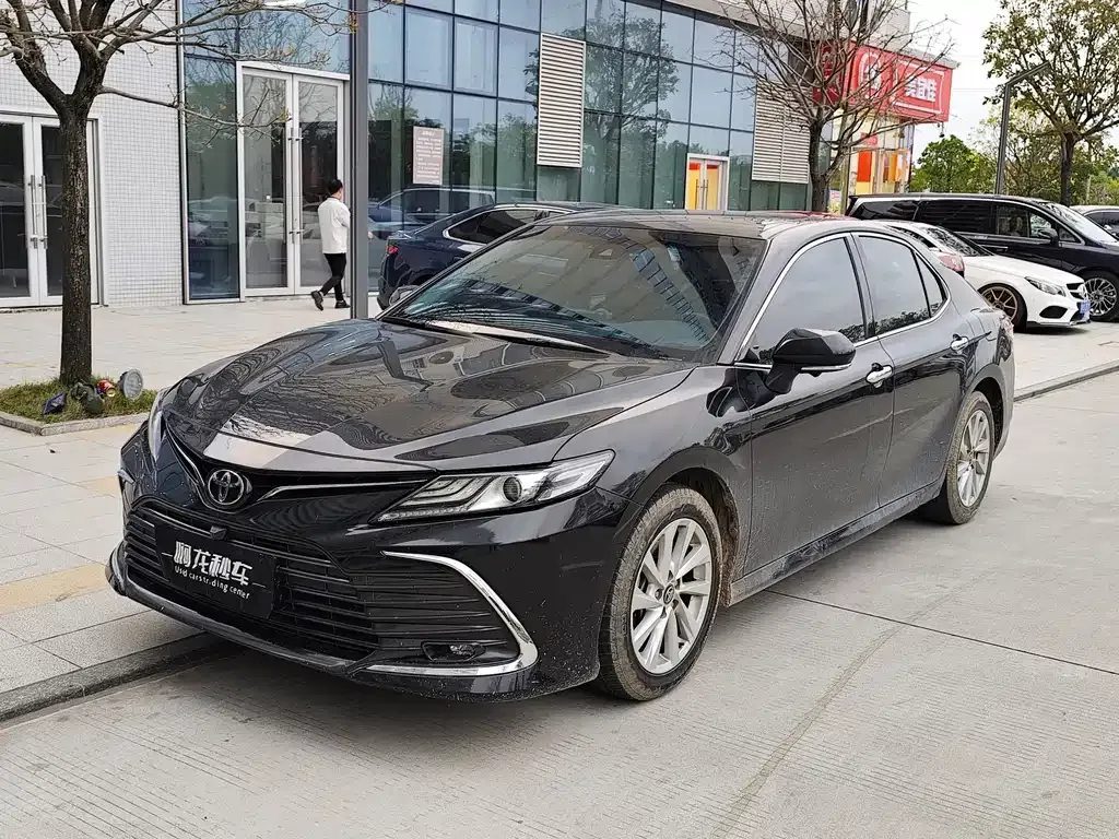 Toyota Camry — фото 1