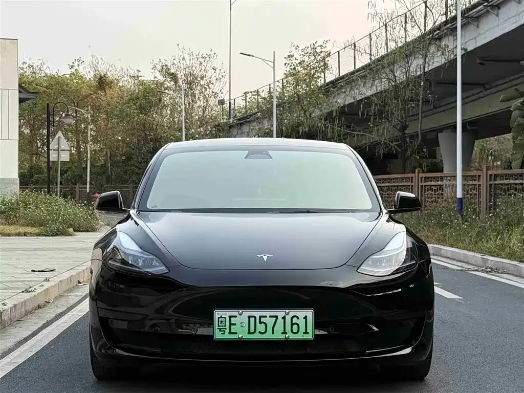 Tesla Model 3 — фото 1