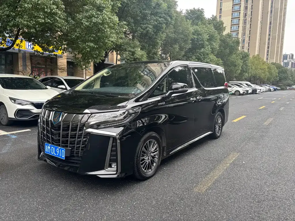 Toyota Alphard — фото 1