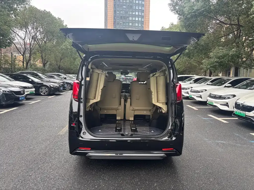 Toyota Alphard — фото 5
