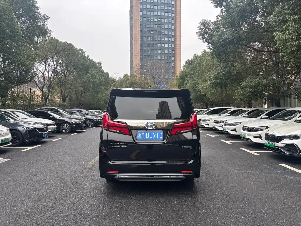 Toyota Alphard — фото 4