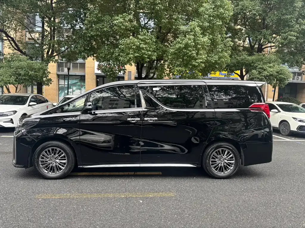 Toyota Alphard — фото 3