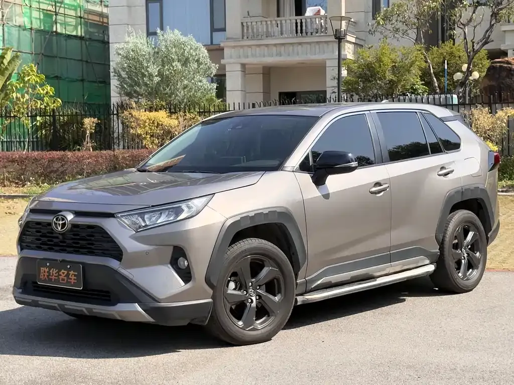 Toyota RAV4 — фото 1
