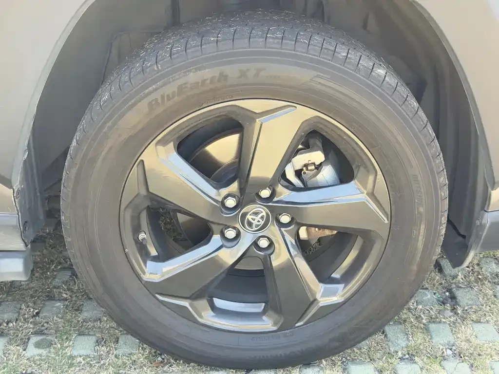 Toyota RAV4 — фото 7
