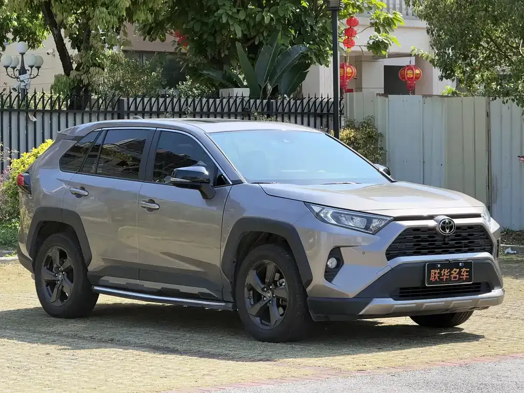 Toyota RAV4 — фото 5