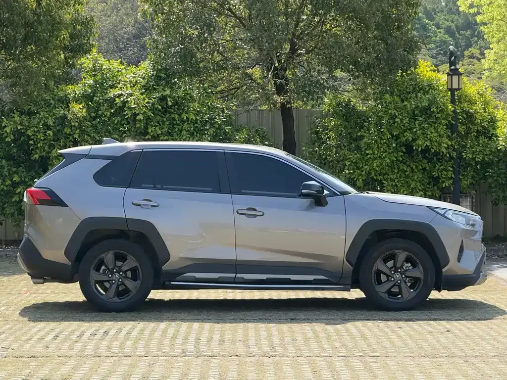 Toyota RAV4 — фото 8