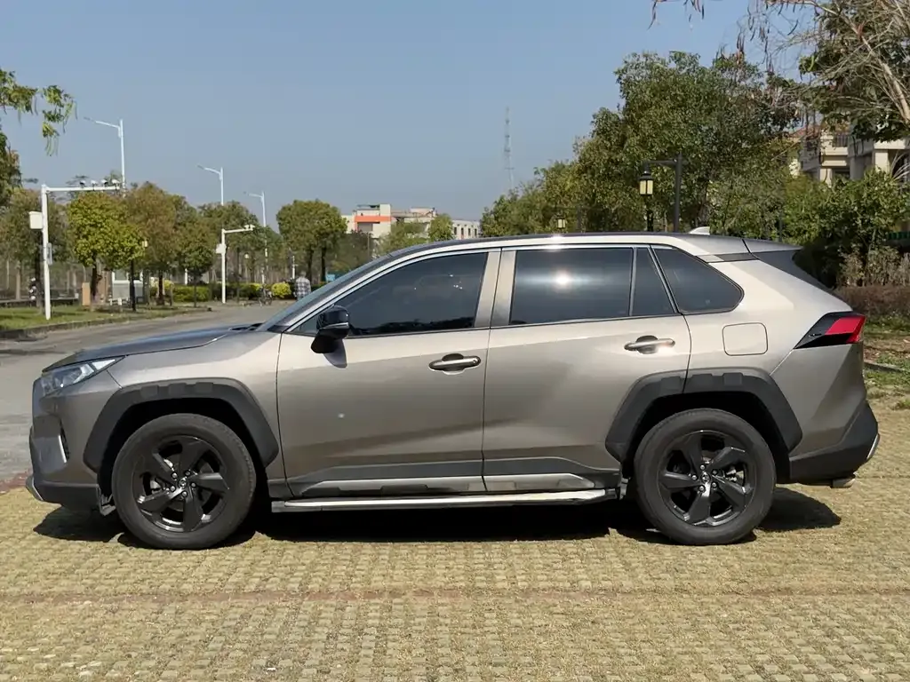 Toyota RAV4 — фото 6