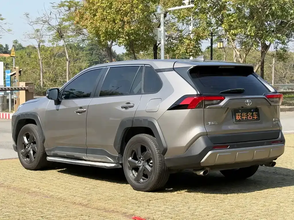 Toyota RAV4 — фото 10