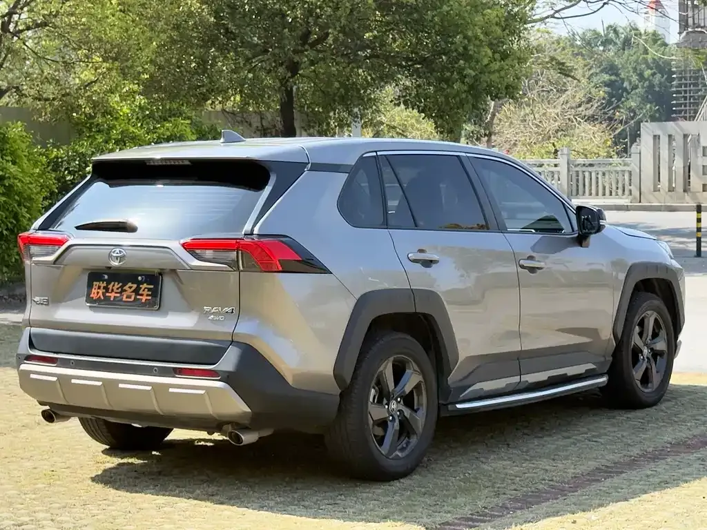 Toyota RAV4 — фото 9
