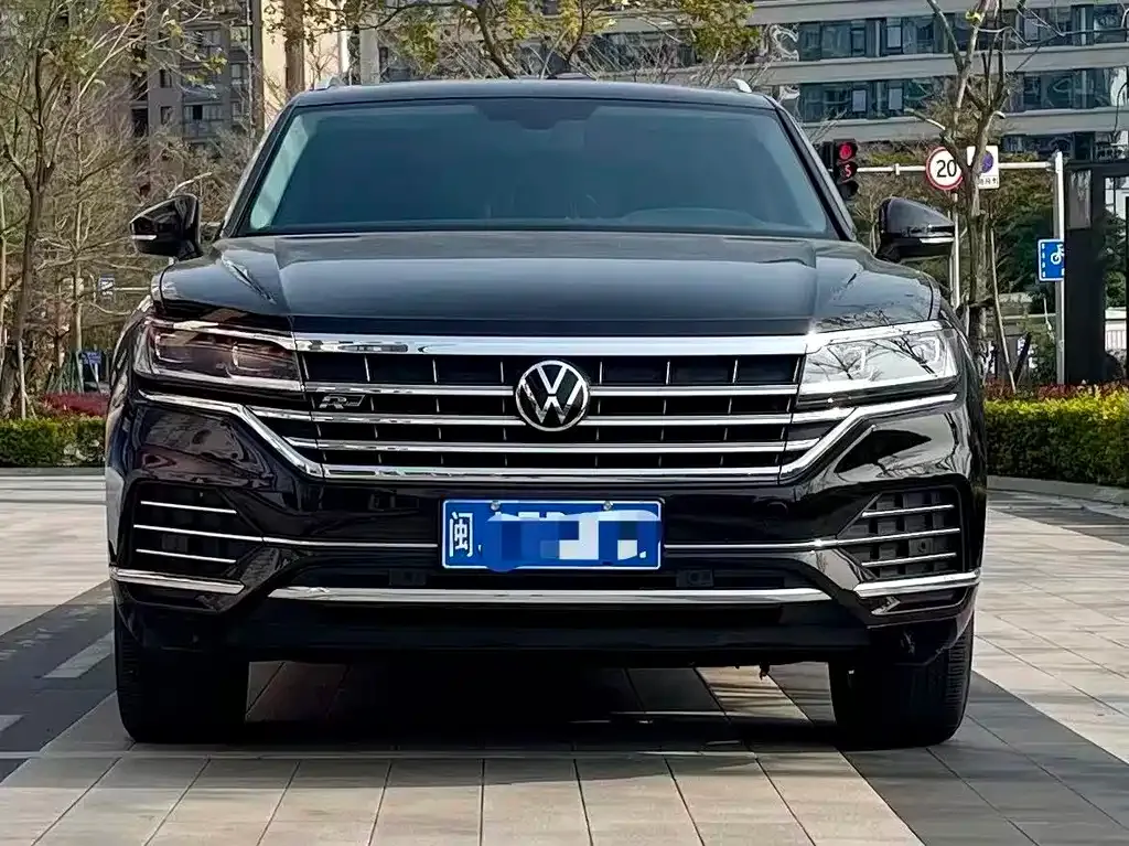 Volkswagen Touareg — фото 1