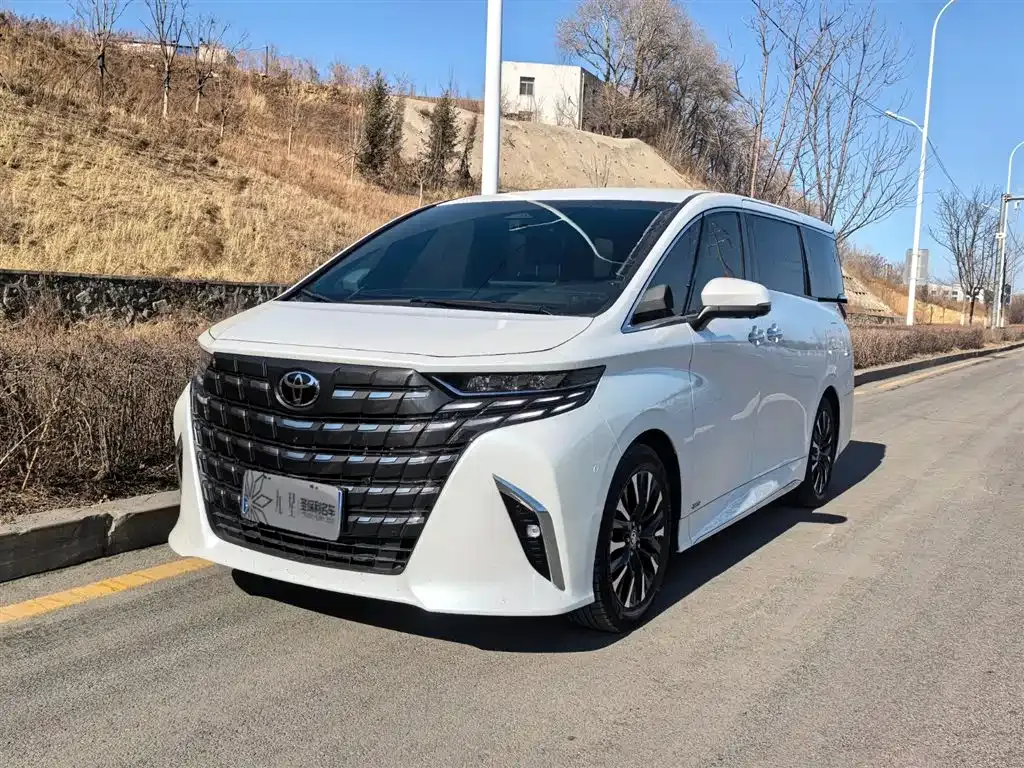 Toyota Alphard — фото 1