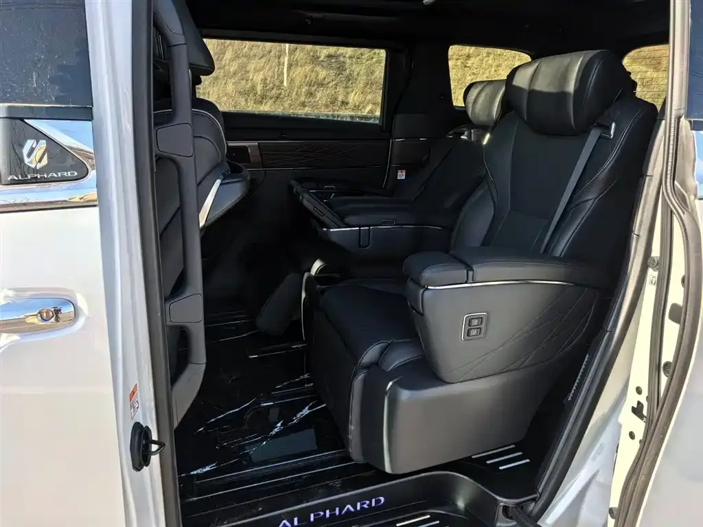 Toyota Alphard — фото 7