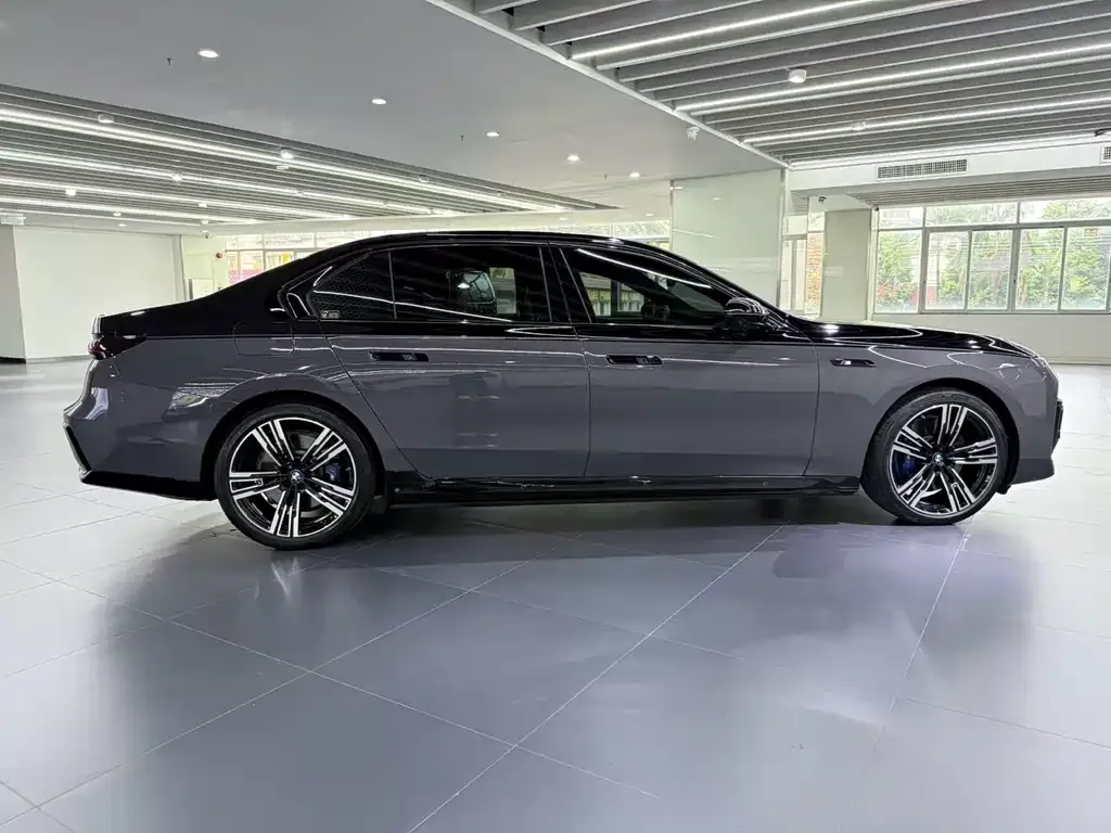 BMW i7 — фото 9