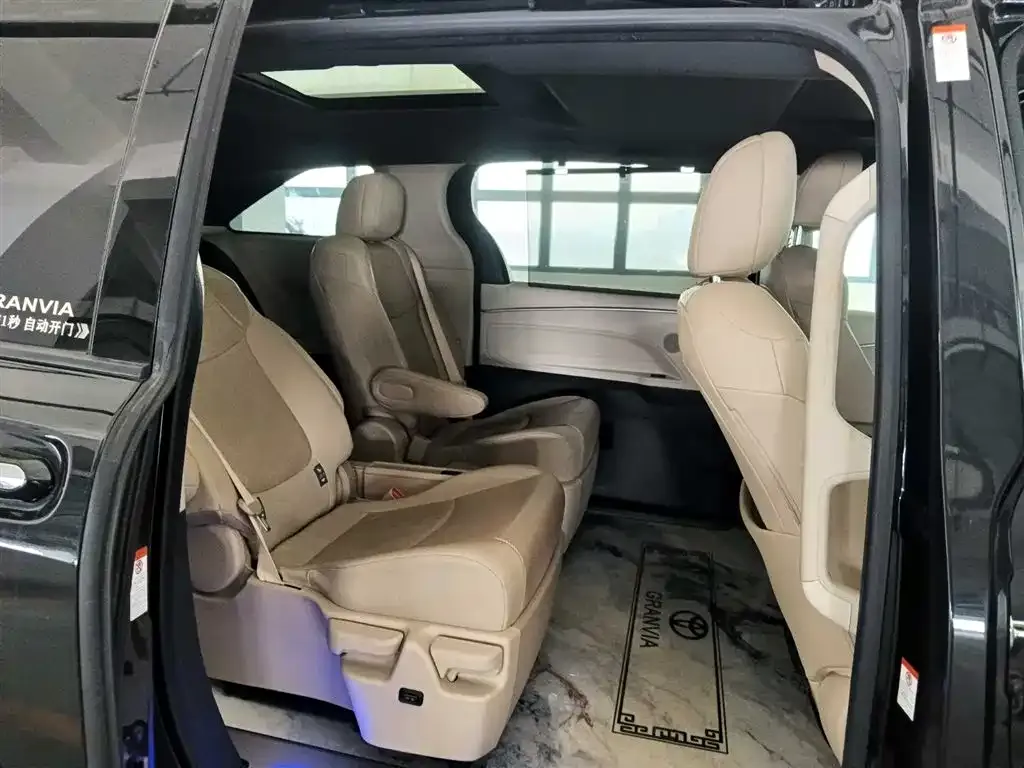 Toyota Granvia — фото 10