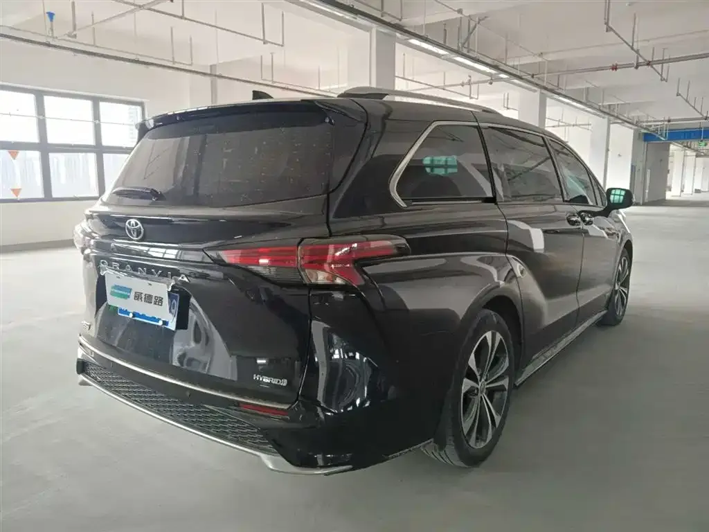 Toyota Granvia — фото 2