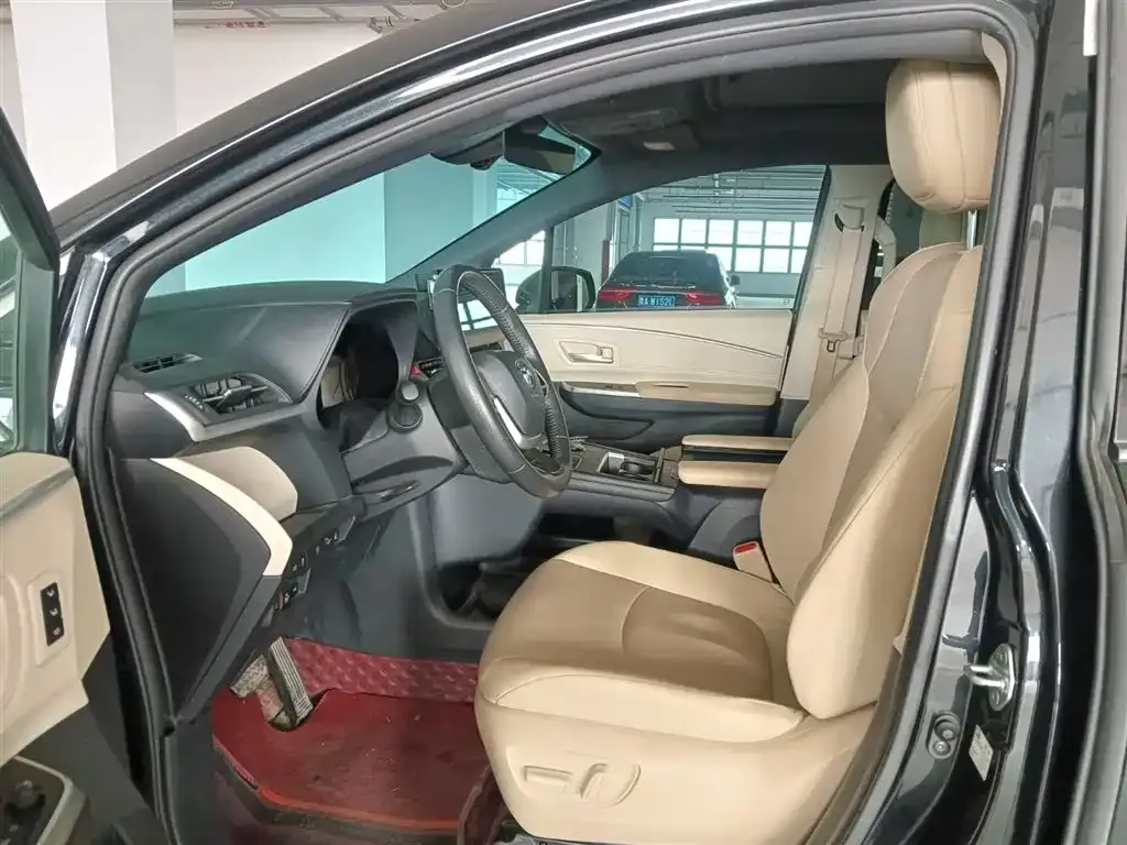 Toyota Granvia — фото 7
