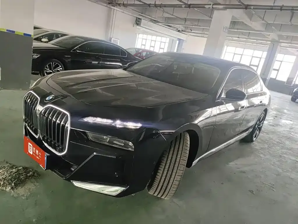 BMW 7 Series — фото 1