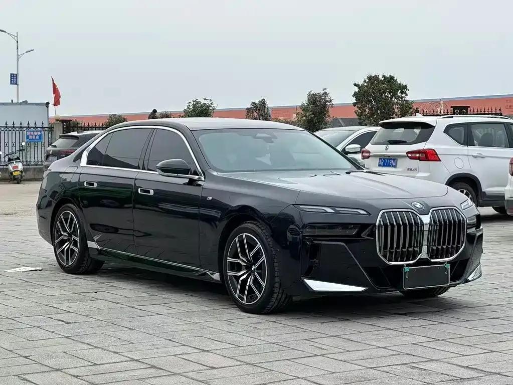 BMW 7 Series — фото 10